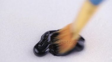 Siyah boya ile fırça boya