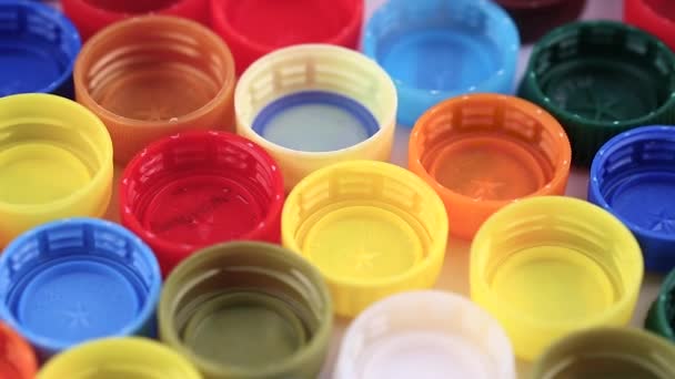 Muitas tampas de plástico de cores diferentes — Vídeo de Stock