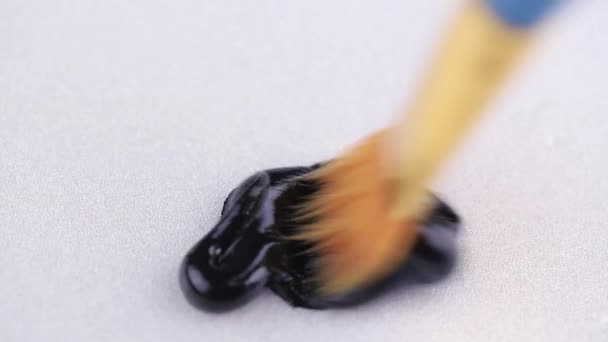 Peinture à pinceau avec peinture noire 