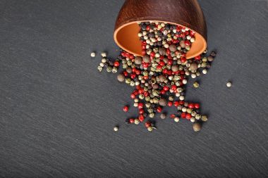 dağınık çok renkli biber bezelye cente bir kil plaka