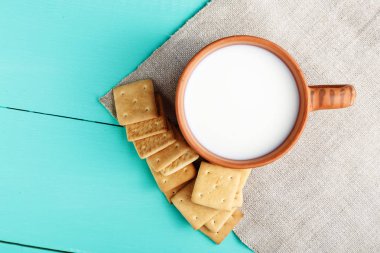 sağlıklı kahvaltı fincan süt ve kraker, yakın çekim, vew top