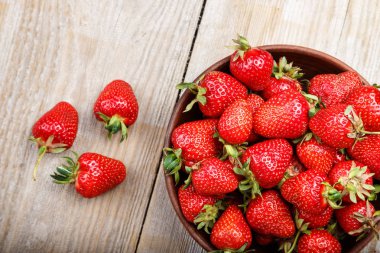 çilek bir kil plaka 