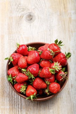 çilek bir kil plaka 