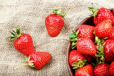 çilek bir kil plaka 