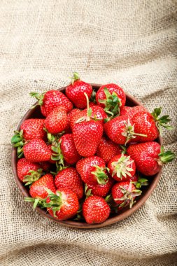 çilek bir kil plaka 