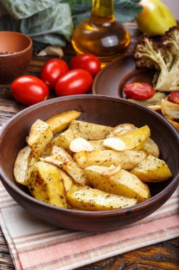 fırında patates bir plaka üzerinde. Üstten Görünüm.