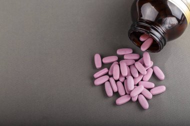 cam kavanozdan dağınık hapları