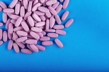 Tablet mavi bir arka plan üzerinde dağılmış