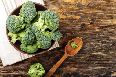 Brokoli ahşap bir masa üzerinde bir kil plaka. metin için ile yer