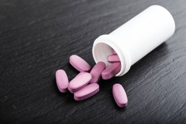 hapları plastik kavanozdan dağılmış