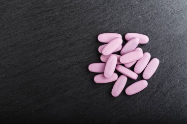 Tablet siyah bir arka plan üzerinde dağılmış