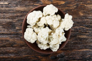 Tahta bir masada karnabahar