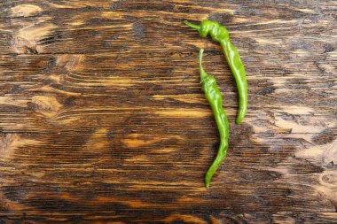 ahşap yüzey üzerinde yeşil biber. 