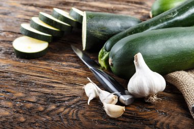 Bütün ve doğranmış kabak