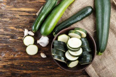 Bütün ve doğranmış kabak