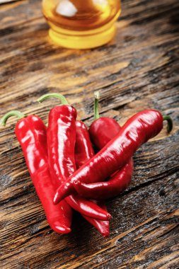 Ahşap bir masa üzerinde kırmızı biber yalan yığını. 