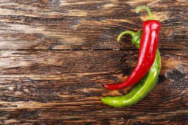 ahşap yüzey üzerinde yeşil ve kırmızı biber