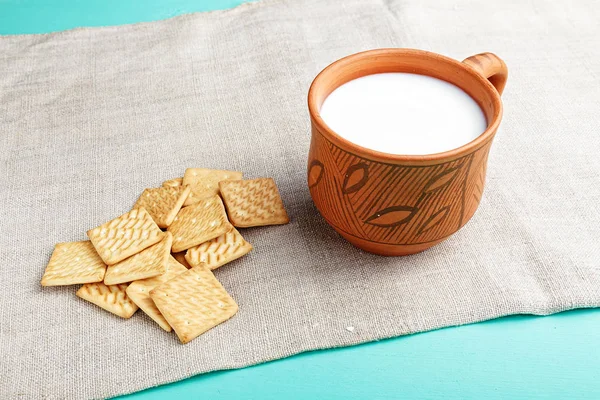Здоровый завтрак чашка молока и крекеров, закрыть, верхняя vew — стоковое фото