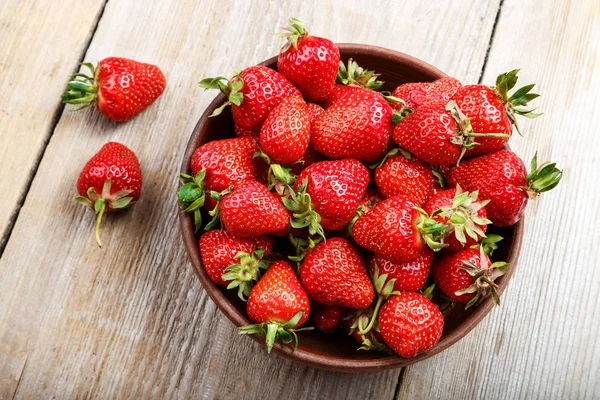 Fragola in un piatto di argilla — Foto Stock