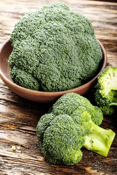 Brokoli di atas meja kayu — Stok Foto