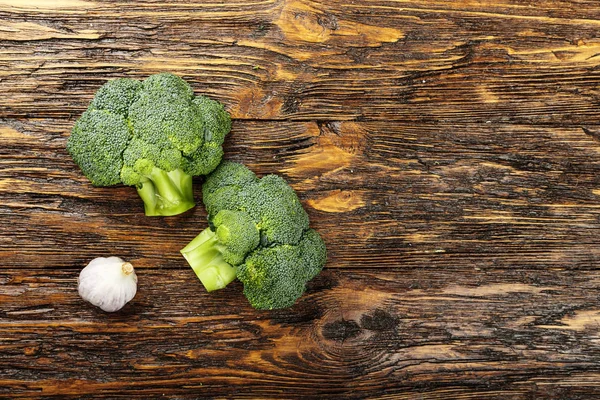Infloresensi brokoli mentah pada tabel kayu, phot horisontal — Stok Foto