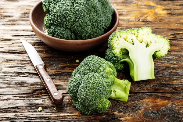 Brokoli di atas meja kayu — Stok Foto