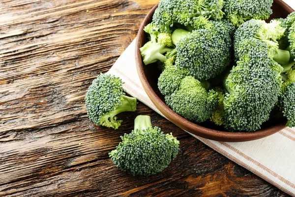 Broccoli på ett träbord — Stockfoto