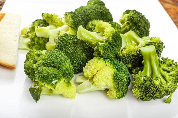 Gekookte broccoli op een plaat — Stockfoto