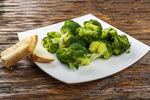 Gekochter Brokkoli auf einem Teller — Stockfoto