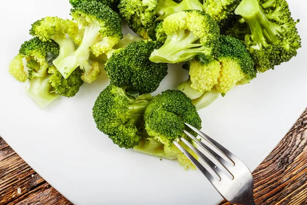 Kokt brokkoli på tallerken – stockfoto