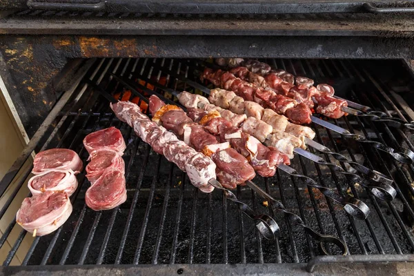 Szaszłyk z mięsa na grilla — Zdjęcie stockowe