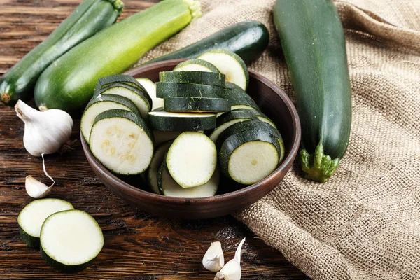 Courgettes entières et hachées — Photo