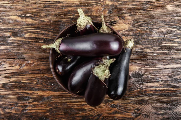 Hasat patlıcan ahşap bir masa üzerinde — Stok fotoğraf