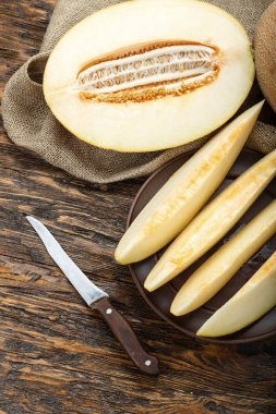 Ahşap masanın üzerine dilimler halinde kesip sulu olgunlaşmış kavun