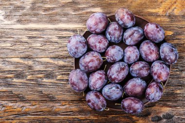 metin alanı olan bir tabakta olgun Erik