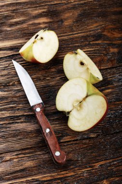 elma bir ahşap tahta üzerine dilimlenmiş. Yaz hasat, sağlıklı yeme, 