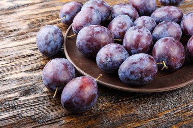 metin alanı olan bir tabakta olgun Erik