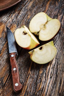 elma bir ahşap tahta üzerine dilimlenmiş. Yaz hasat, sağlıklı yeme, 