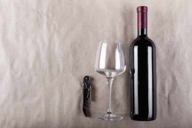 bir şişe şarap bir tirbuşon ve bir cam ile