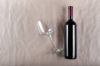 Bardakla birlikte şarap şişesi.