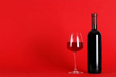 Bardakla birlikte şarap şişesi.