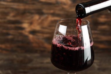 Şarap Şişe cam içine yağıyor