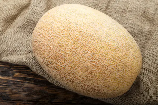 Bütün Konfit kavun masada. Metin için yer