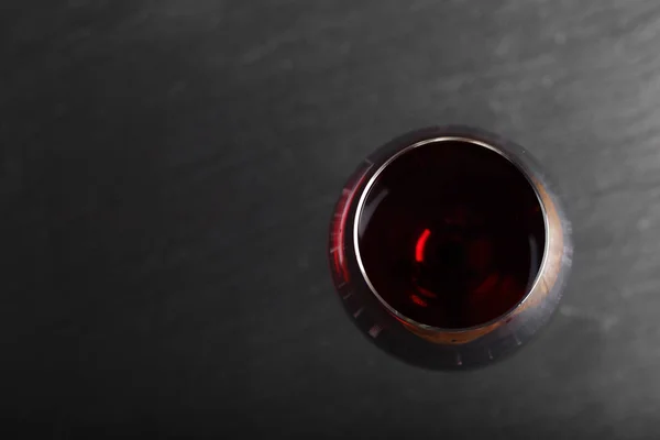 bir cam üst görünümü'nde şarap