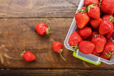 çilek plastik bir kap içinde