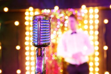 Mikrofon. Retro mikrofon. Sahne Alanı'nda bir mikrofon. Bir pub. Bar.