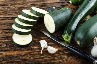 Bütün ve doğranmış kabak