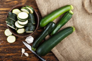 Bütün ve doğranmış kabak