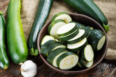 Bütün ve doğranmış kabak