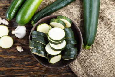 Bütün ve doğranmış kabak